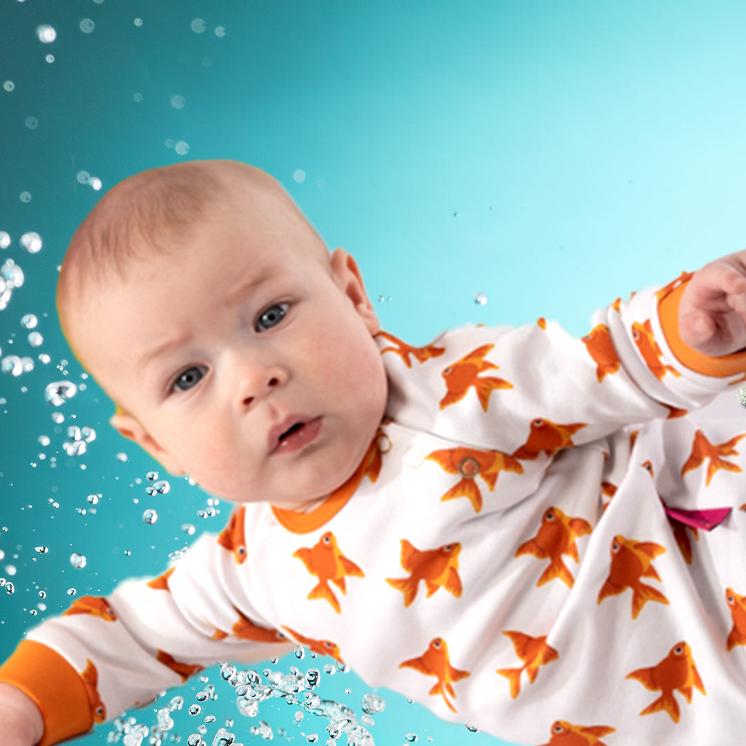 LÅNGÄRMAD BABY BODY FISKMÖNSTER