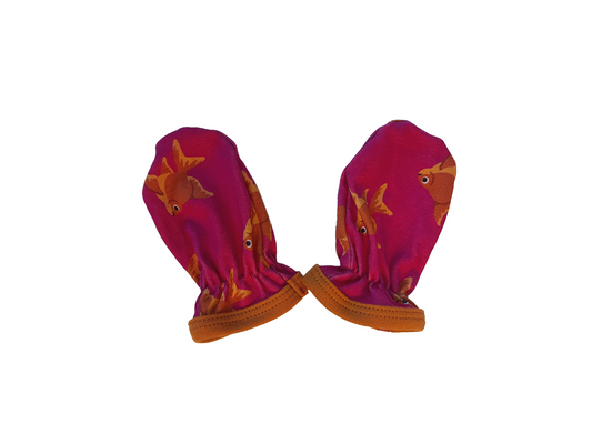 Baby vantar - rosa fiskmönster