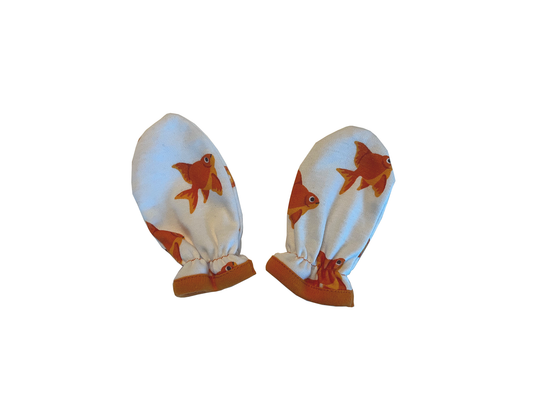 Baby vantar - vita fiskmönster